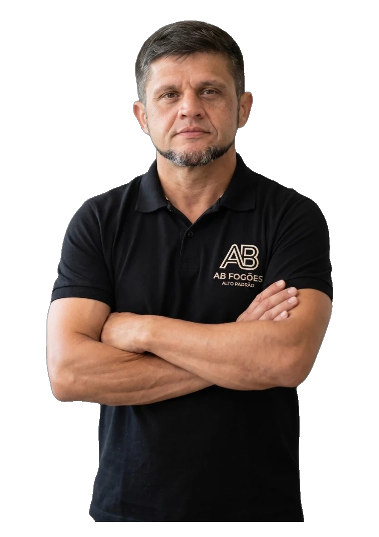 Anselmo Bueno, técnico especialista em conserto de fogões, de braços cruzados